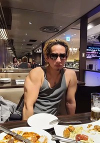 レストランでも映える筋肉／松本拓馬さん（@ takuma_matsumoto_）提供