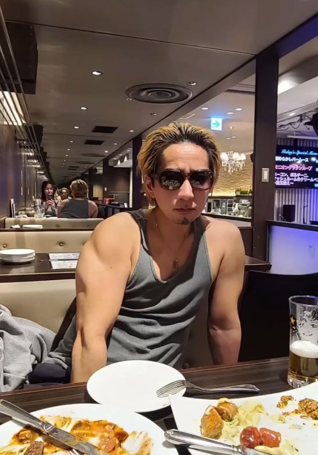 レストランでも映える筋肉／松本拓馬さん（@ takuma_matsumoto_）提供