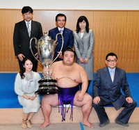 母・純子さん（左）と父・佐藤一哉さん（右）と記念撮影する貴景勝＝2018年撮影