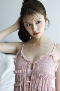 SNIDELの新作スイムウェアで着用モデルを務めた鈴木ゆうか