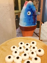 フエラムネとチョコチップで作ったカツオの目がスタンバイ（藤枝市陶芸センター提供）