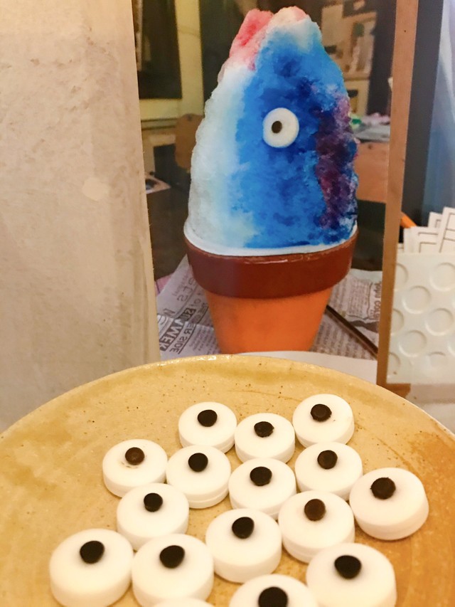 フエラムネとチョコチップで作ったカツオの目がスタンバイ（藤枝市陶芸センター提供）