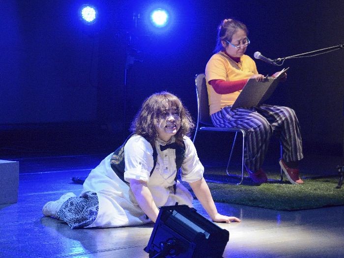 被災地に残された犬「ハル」を演じる舞香さん。朗読は中谷さん(写真提供舞香さん)