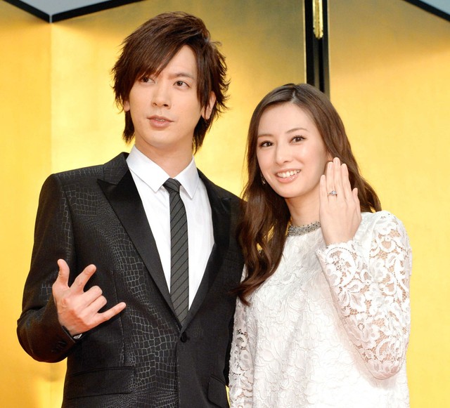 結婚を発表し、２ショットを披露したDAIGO(左)と北川景子＝2016年1月