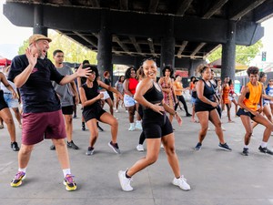 シャルミに魅了されたリオの人々　老若男女が踊る高架下は「人生を学ぶ魔法の場所」