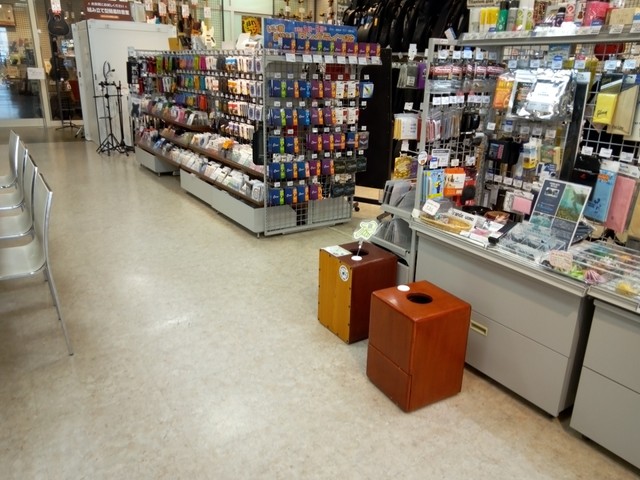 楽器店では捨てて買ってのサイクルに