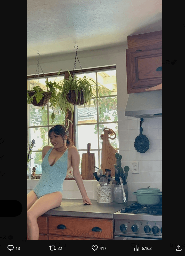 「FLASH」（26年1月7日発売号）に登場した細谷さらのオフショット　本人のX（@Sara610061）より＝2026年1月8日投稿