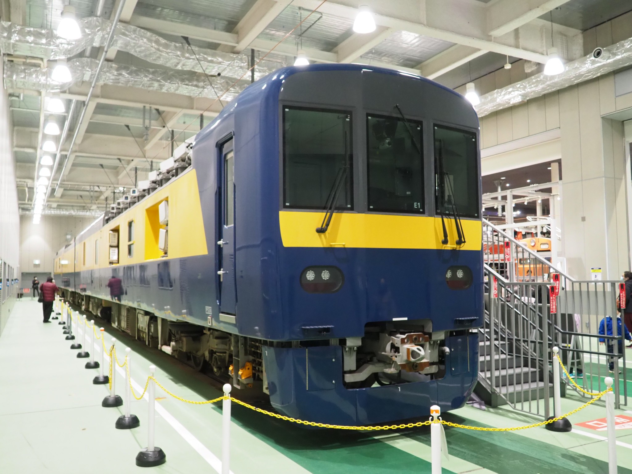 なんじゃこりゃ！？屋根には無数のカメラが…最先端の“走る鉄道のお医者さん” Jr西日本の総合検測車「dec741」｜まいどなニュース