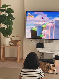 自宅でゲーム中の娘さん／ぽてとさん（@stella.2022.12.13）提供