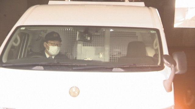 送検される被告　高松北署　2月