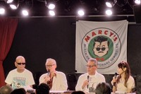 トークイベントで自身の体験を振り返る田代まさしさん（左から2人目）＝東京・渋谷