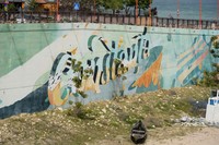 黒海沿いの港町コンスタンツァのビーチを彩る「空気をきれいにする壁画」=2024年4月24日、ルーマニア東部、荒ちひろ撮影