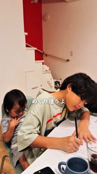 一緒に座る兄弟の様子／厚化粧とハゲナルシストさん（@atsuhage88）提供