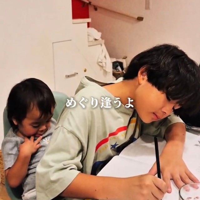 一緒に座る兄弟の様子／厚化粧とハゲナルシストさん（@atsuhage88）提供