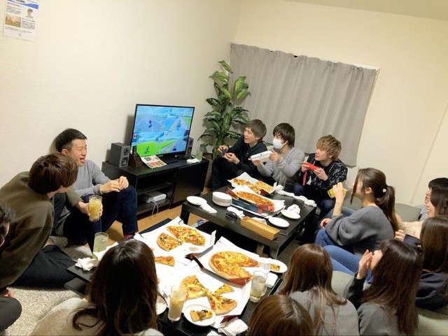 居酒屋なのに…ピザを配達してもらってゲームで盛り上がる事だって可能