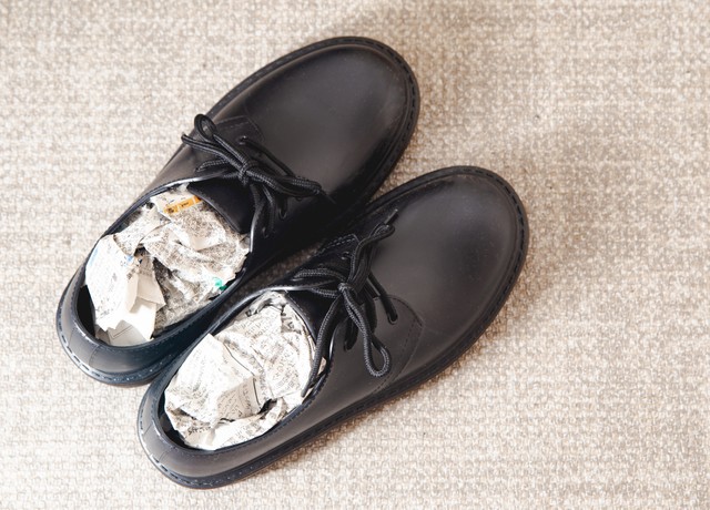 自衛隊直伝「新聞紙で靴を速攻で乾かす」新常識ライフハックとは※画像はイメージです（patchii/stock.adobe.com）