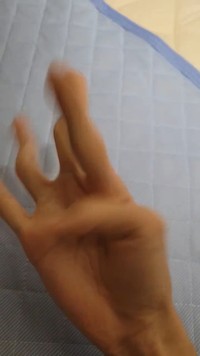 蠢く指