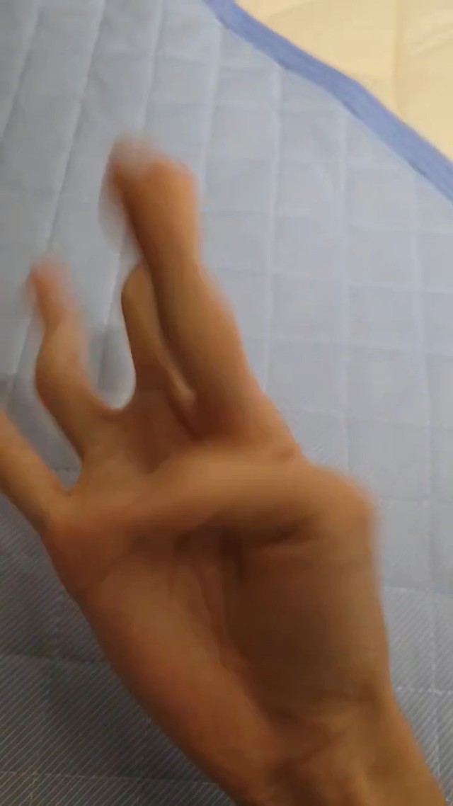 蠢く指