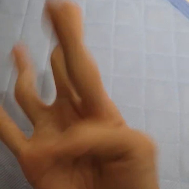 蠢く指