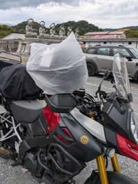 バイクの元に戻ると、雨に濡れないようヘルメットに袋がかぶせてありました（提供：きったーさん）