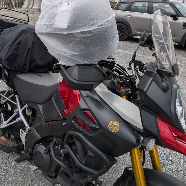 バイクの元に戻ると、雨に濡れないようヘルメットに袋がかぶせてありました（提供：きったーさん）
