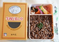 山形・米沢駅の名物駅弁「牛肉ど真ん中」。1992年の山形新幹線開業を記念した生まれたヒット商品だ