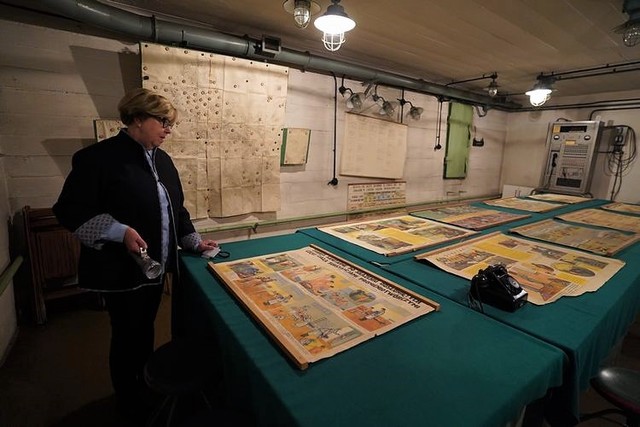 ワルシャワの鉄鋼メーカーにある冷戦時代につくられた地下シェルター。会議室には冷戦当時の啓発ポスターが数多く残されていた＝2023年6月5日、荒ちひろ撮影