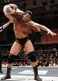 デビューしたばかりの2015年、坂口征夫を攻める樋口和貞