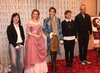 宝塚花組公演「Goethe（ゲーテ）!」の会見に出席した演出家の植田景子氏、星空美咲、永久輝せあ、シモーネ・リンホーフ氏、セバスチャン・デ・ドメニコ氏（左から）＝梅田芸術劇場