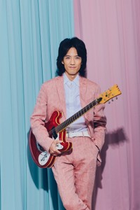 特撮テレビドラマ「仮面ライダー 555(ファイズ)」の主演俳優として世に出た歌手で俳優の半田健人