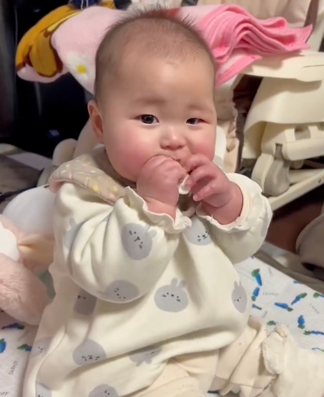 生後7カ月のむっちゃん、初めてのおやつに挑戦！（提供：@user8056618134535さん）
