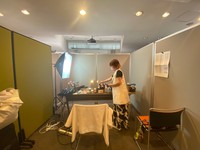 プライバシーに配慮した簡易のヘアメイクブースを設置（株式会社モリサワ提供）