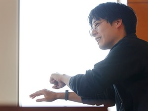 群像新人文学賞・駒田隼也さん「小説を書くのは、すこやかに自分を立たせるため」　「小説家になりたい人が、なった人に聞いてみた。」＃26