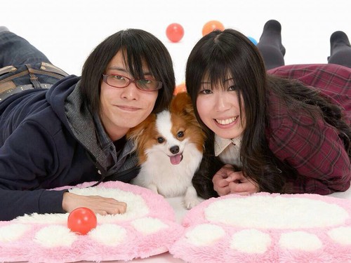 犬を“兄”と慕う子猫　飼い主はアニソンを歌って愛護活動