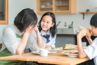 家族や周囲ができるサポートは？（photoACより「FineGraphics」さん撮影、イメージ画像）
