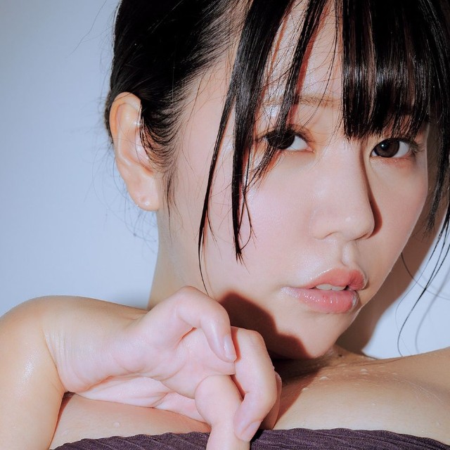 空見みあ（撮影／友野雄　ヘアメイク／KEIKO（renewal）　スタイリング／田中陽子　撮影協力／アニメ・映画 酒場 へそ 新橋駅前店）
