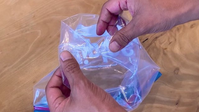 「ジップロックの底の２点の角を三角に折り込み、内側に折りたたんで『マチ』をつくる」様子（画像提供：ぽたろうの家庭菜園HACKさん）