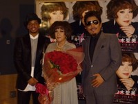 デビュー25周年＆還暦記念アルバムの発表会を行った鈴木聖美（中）と実弟の鈴木雅之（右）ジェロ(2012年)