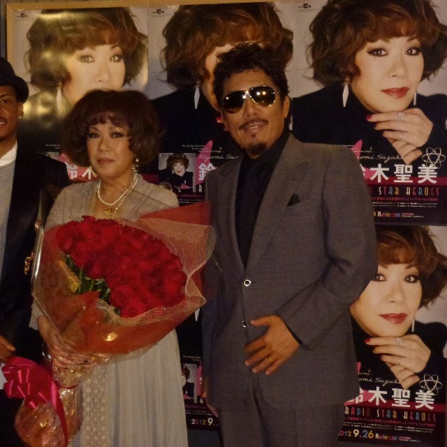 デビュー25周年＆還暦記念アルバムの発表会を行った鈴木聖美（中）と実弟の鈴木雅之（右）ジェロ(2012年)