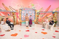 50年前、番組に出演した“金婚さん”（両端）。中央左から番組MCの藤井隆、井上咲楽＝10月5日放送の「新婚さんいらっしゃい！1時間特別企画～金婚さんいらっしゃい！～」よりⓒABCテレビ