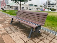 座面には黒いラインが入っており、太陽光パネルで蓄電できる仕組みになっています。