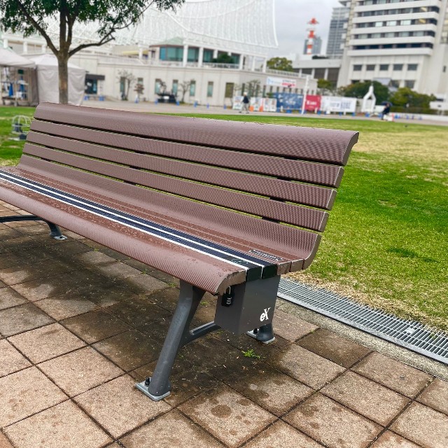 座面には黒いラインが入っており、太陽光パネルで蓄電できる仕組みになっています。