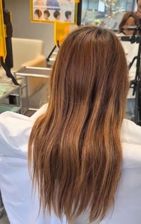 後ろ姿からも分かる長い髪。毛先にはダメージも見られます／横井拓徹さん（@yokkoi_beautician）提供