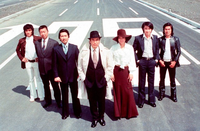 「Ｇメン’７５」のオープニング映像で横一列で並んで歩く（左から）岡本富士太、藤木悠さん、夏木陽介さん、丹波哲郎さん、藤田美保子、原田大二郎、倉田保昭の初期メンバー（ｃ）東映