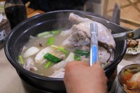 鶏肉は店員が専用のはさみでチョキチョキ。