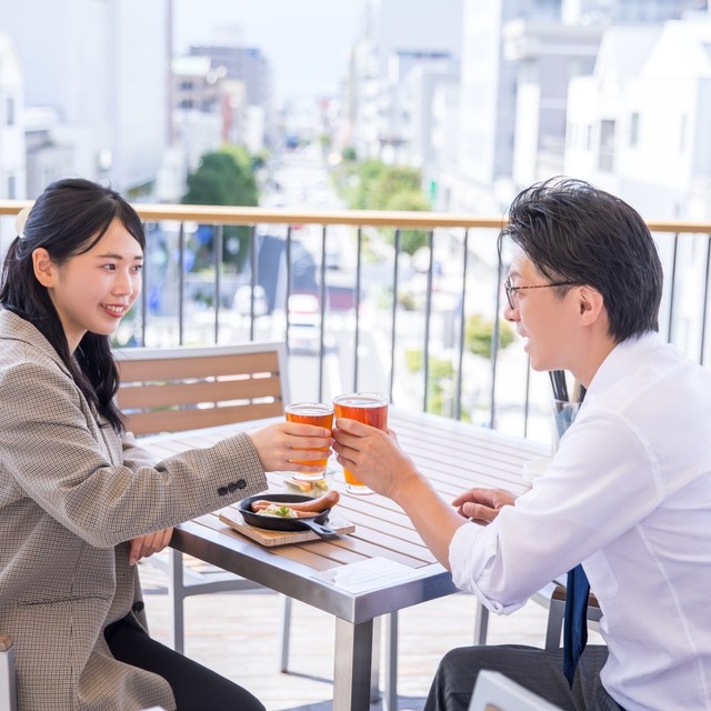 気の合う異性と2人で会うのは不倫？　※画像はイメージです（minaa_key/photoAC）