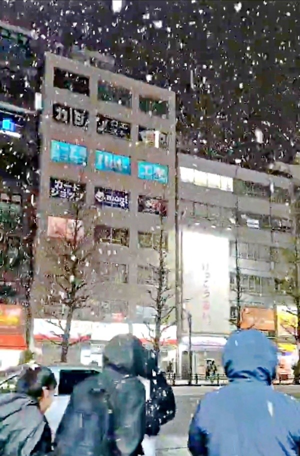 東京では積雪1センチを観測。ぐるりと街を撮影する海翼さん（画像提供：海翼（カイ ヨク）さん）