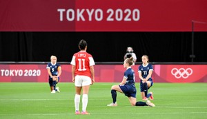 試合前にピッチ上で片ひざ、人種差別に抗議　サッカー女子英国チーム