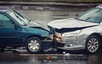 突然の自動車事故で被害者に…　※画像はイメージです（Paylessimages/stock.adobe.com）