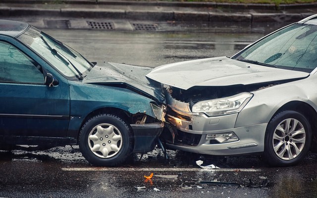 突然の自動車事故で被害者に…　※画像はイメージです（Paylessimages/stock.adobe.com）